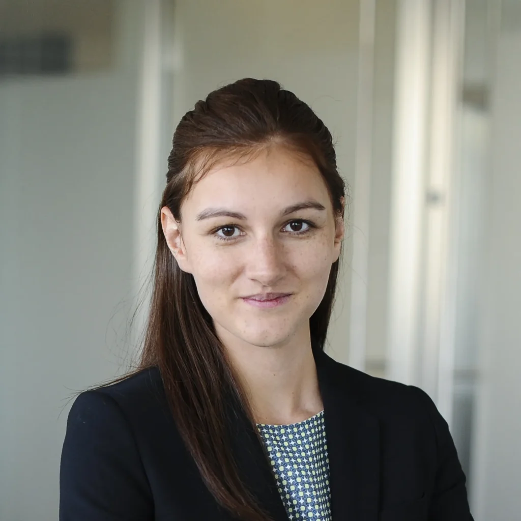 Ellie Steele headshot